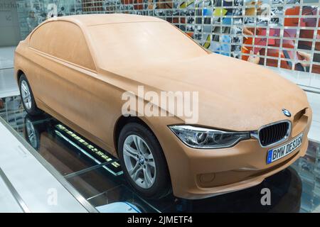 Un modèle en argile utilisé pour effectuer des essais en soufflerie et d'autres essais pendant le développement d'un nouveau modèle exposé au musée BMW. Banque D'Images