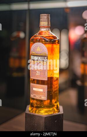 Rare, âgé de 21 ans Bushmills chuchotement sur l'exposition éclairée dans la distillerie boutique Banque D'Images