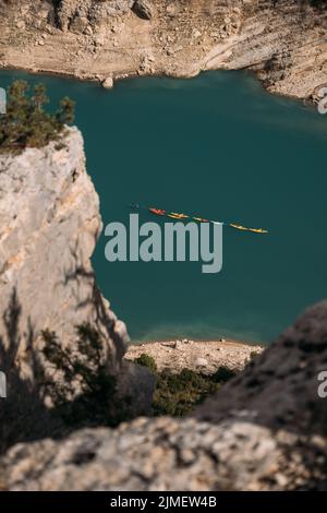 Plusieurs kayaks flottent sur le lac émeraude dans les montagnes. Vue de dessus. CONGOST de Mont Rebei, Catalogne, Espagne Banque D'Images