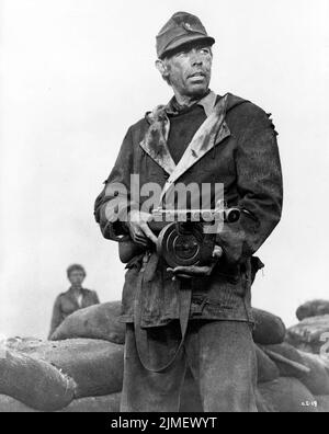 JAMES COBURN in CROSS OF IRON (1977), dirigé par SAM PECKINPAH. Crédit : AMBASSADE / Album AVCO Banque D'Images