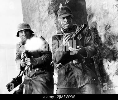 JAMES COBURN in CROSS OF IRON (1977), dirigé par SAM PECKINPAH. Crédit : AMBASSADE / Album AVCO Banque D'Images