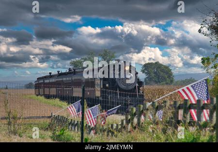 Vue sur un train de passagers antique approchant avec des coaches restaurés Banque D'Images