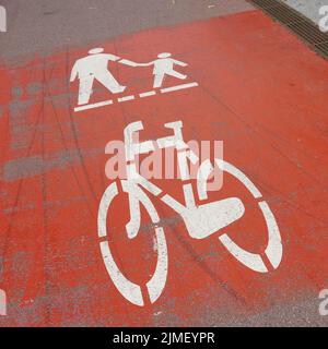 Chemin rouge pour cyclistes et piétons dans le centre de Kolobrzeg en Pologne Banque D'Images