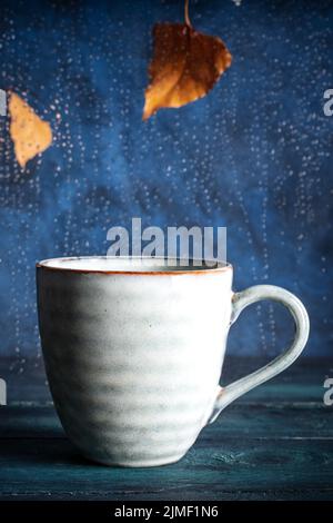 Feuilles d'automne, pluie et une tasse de thé Banque D'Images
