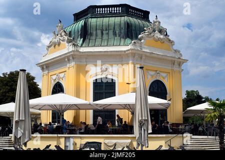 Vienne, Autriche - 01 août 2022: Touristes non identifiés et le soi-disant pavillon impérial dans le zoo, maintenant utilisé comme un café-restaurant - ancien été Banque D'Images