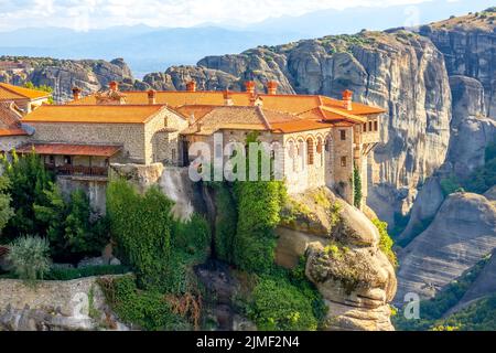 Monastère grec des roches parmi les arbres verts, le jour du soleil Banque D'Images