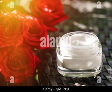 Crème hydratante pour le visage en tant que produit de luxe pour les soins de la peau et du corps, spa à domicile et cosmétiques de beauté bio pour les soins de la peau naturels morn Banque D'Images