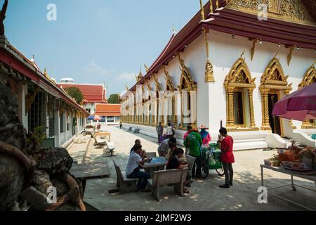 Wat Chana Songkhram Ratchaworamahawihan jardin du temple. C'est un monastère royal de deuxième classe dans le district de Phra Nakhon. Banque D'Images