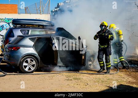 Malaga, Espagne. 02nd août 2022. Les pompiers ont incendié une voiture à la Calle Pacifico, à Madrid. L'incendie a commencé dans le moteur de l'une des voitures et s'est ensuite propagé à la voiture à côté. Deux véhicules ont été endommagés par l'incendie. Il n'y a pas eu de blessure. Crédit : SOPA Images Limited/Alamy Live News Banque D'Images