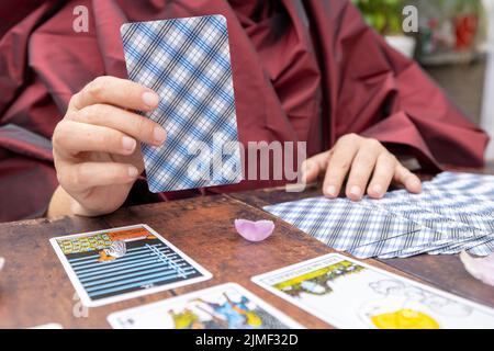 15 septembre 2021, Anvers, Belgique, scène magique,concept ésotérique, dire fortune, cartes tarot sur une table.Le concept Banque D'Images