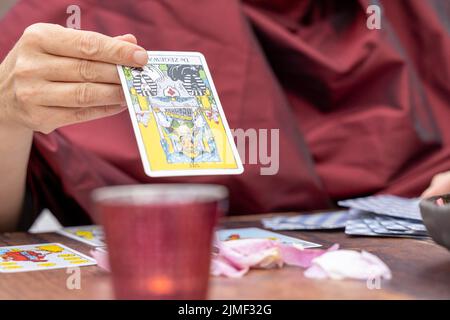 15 septembre 2021, Anvers, Belgique, scène magique,concept ésotérique, dire fortune, cartes tarot sur une table.Le concept Banque D'Images