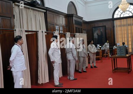 New Delhi, New Delhi, Inde. 6th août 2022. Les membres du Parlement votent pour élire le nouveau vice-président de l'Inde entre l'Alliance nationale démocratique (NDA) l'ancien gouverneur du Bengale occidental Jagdeep Dhankhar la candidate des partis de l'opposition Margaret Alva au Parlement, à New Delhi, Inde, samedi (Credit image: © Ravi Batra/ZUMA Press Wire) Banque D'Images