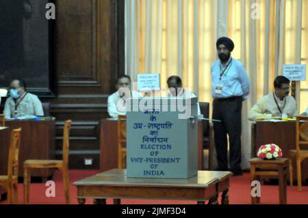 New Delhi, New Delhi, Inde. 6th août 2022. Les membres du Parlement votent pour élire le nouveau vice-président de l'Inde entre l'Alliance nationale démocratique (NDA) l'ancien gouverneur du Bengale occidental Jagdeep Dhankhar la candidate des partis de l'opposition Margaret Alva au Parlement, à New Delhi, Inde, samedi (Credit image: © Ravi Batra/ZUMA Press Wire) Banque D'Images