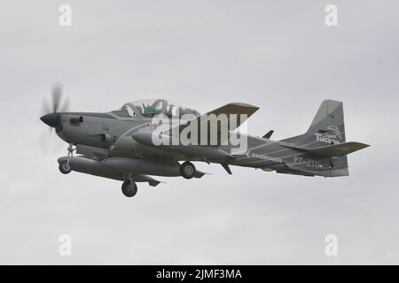 Embraer Super Tucano EMB-314 PT-ZTU arrivée au Royal International Air Tattoo RIAT 2022 à RAF Fairford, Royaume-Uni Banque D'Images