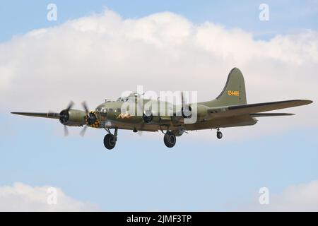 Le bombardier lourd américain Boeing B-17F Flying Fortress lors du vol de démonstration à RIAT 2022, Fairford, Royaume-Uni Banque D'Images