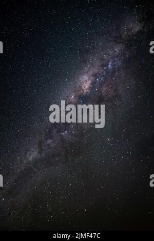 Ciel nocturne sans nuages étoilé avec voie lactée et étoiles lumineuses comme vue panoramique pour le papier peint et la copie Banque D'Images