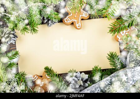 Maquette de carte de vœux de vacances à plat faite de bruns en papier artisanal de sapin de forme de branches de cornets de pain d'épice et de boules avec photospa Banque D'Images