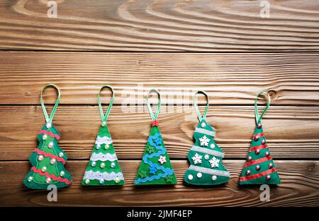 Feutre vert rustique fait main de décorations de Noël télévision allongé sur table en bois Banque D'Images