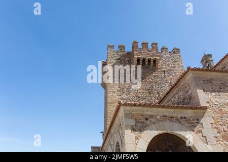 Cáceres Spain - 09 12 2021: Vue détaillée de la tour médiévale de Bujaco, l'emblématique Torre Bujaco, un bâtiment du patrimoine sur la Plaza Mayor dans la ville de Cáceres en aval Banque D'Images