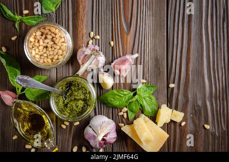 Flat Lay vue sur le fond de nourriture de la sauce pesto genovese et ses ingrédients. Espace pour le texte Banque D'Images