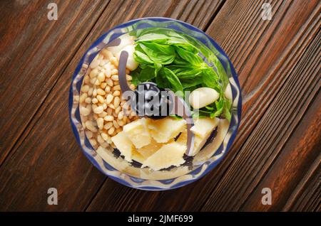 Ingrédients pour la sauce pesto génovaise traditionnelle italienne dans le bol du robot ménager. Vue de la mise à plat Banque D'Images