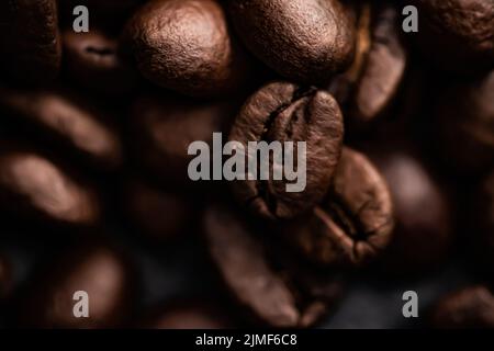 Fond de grains de café, haricots torréfiés avec saveur riche, meilleure boisson du matin et mélange de luxe Banque D'Images