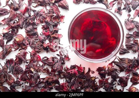 Vue du dessus de l'Hibiscus tea cup de pétales de côté sur fond blanc Banque D'Images