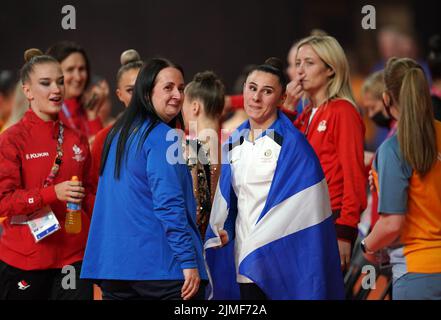 Louise Christie (au centre à gauche), en Écosse, après avoir remporté l'argent lors de la finale du ruban de gymnastique rythmique à l'Arena Birmingham le neuf jour des Jeux du Commonwealth de 2022 à Birmingham. Date de la photo: Samedi 6 août 2022. Banque D'Images