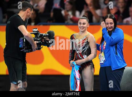 Louise Christie (au centre) d'Écosse après avoir remporté l'argent lors de la finale du ruban de gymnastique rythmique à l'Arena Birmingham le neuf jour des Jeux du Commonwealth de 2022 à Birmingham. Date de la photo: Samedi 6 août 2022. Banque D'Images