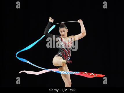 Louise Christie, écossaise, lors de la finale du ruban de gymnastique rythmique à l'Arena Birmingham le neuf jour des Jeux du Commonwealth de 2022 à Birmingham. Date de la photo: Samedi 6 août 2022. Banque D'Images