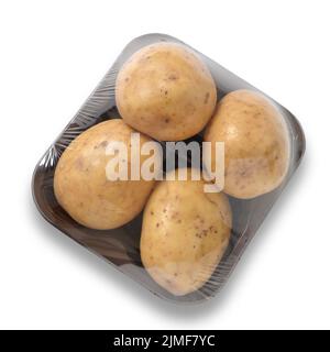 Paquet de quatre pommes de terre mouillées enveloppées dans un récipient par le dessus, isolées sur la découpe blanche Banque D'Images