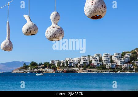 Lampes décoratives faites à la main de calabash gourd sur le fond de la côte de mer. Vacances d'été et concept de voyage Banque D'Images