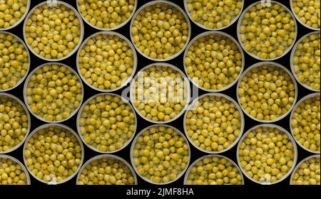 Fond sans couture de boîtes de conserve ouvertes à plat avec pois verts isolés sur fond noir.Masque ajouté Banque D'Images