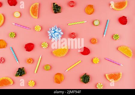 Mise à plat sur fond de doux type différents bonbons sur Rose Banque D'Images