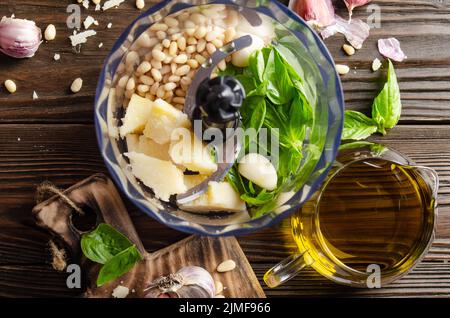 Ingrédients pour la sauce pesto génovaise traditionnelle italienne dans le bol du robot ménager. Vue de la mise à plat Banque D'Images