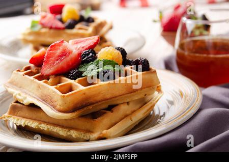 Vue rapprochée sur les gaufres belges servies avec des fraises et des mûres sur une table de cuisine Banque D'Images