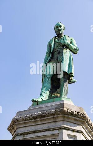 Bruxelles , Belgique - 24 mars 2022: John Cockerill Monument à la place du Luxembourg ou Luxemburgplein devant le Parlement européen à Burssels Banque D'Images