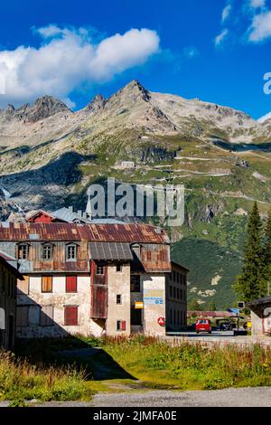 Le col de Furka, raide et sinueux, traverse les vallées des Alpes reliant le centre de la Suisse au Valais et à l'Oberland bernois - Europe Banque D'Images