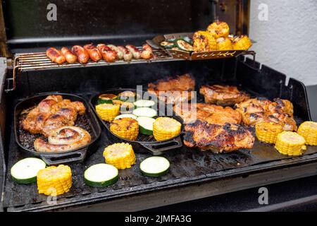 Barbecue sur le gril. Viandes et légumes grillés Banque D'Images