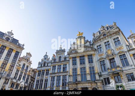 Bruxelles, Belgique - 25 mars 2022 : Grand-place. Place du marché entourée de magnifiques salles de guildes à Bruxelles, Belgique. Patrimoine mondial de l'UNESCO Banque D'Images