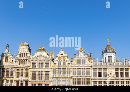 Bruxelles, Belgique - 25 mars 2022 : Grand-place. Place du marché entourée de magnifiques salles de guildes à Bruxelles, Belgique. Patrimoine mondial de l'UNESCO Banque D'Images