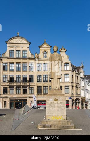 Bruxelles, Belgique - 25 mars 2022 : statue de la reine Elisabeth près de la gare centrale et du Mont des Arts à Bruxelles, Belgique Banque D'Images