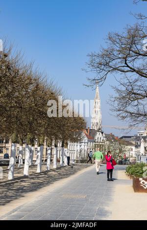 Bruxelles, Belgique - 25 mars 2022 : vue du Mont des Arts et de la gare centrale avec statue de la reine Elisabeth à Bruxelles, Belgique Banque D'Images