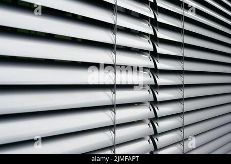 Stores comme protection solaire sur la fenêtre d'un immeuble de bureaux à Berlin en allemagne Banque D'Images