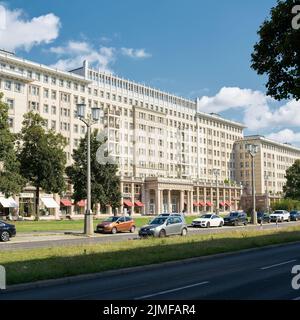 Magasins et appartements à Karl-Marx-Allee dans le centre de Berlin Banque D'Images
