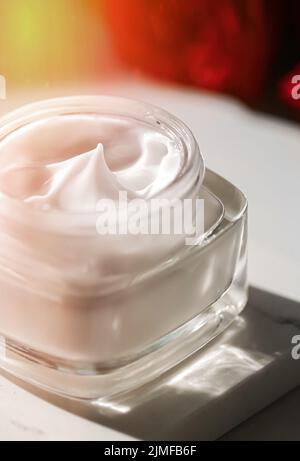 Crème hydratante pour le visage en tant que produit de luxe pour les soins de la peau et du corps, spa à domicile et cosmétiques de beauté bio pour les soins de la peau naturels morn Banque D'Images