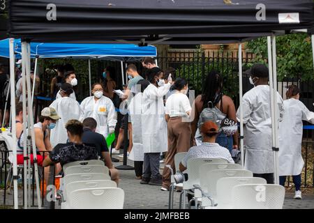 Los Angeles, États-Unis. 14th juillet 2022. Les travailleurs de la santé aident les personnes qui attendent d'être vaccinées sur un site de vaccination contre la variole à New York, aux États-Unis, au 14 juillet 2022. Credit: Michael Nagle/Xinhua/Alay Live News Banque D'Images