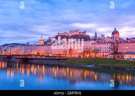 Vue nocturne de Salzbourg sur la rivière Salzach en Autriche Banque D'Images