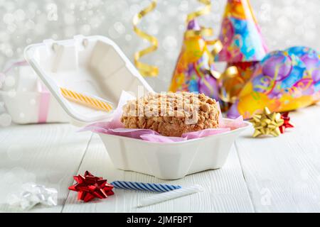 Petit gâteau avec arachides dans une boîte. Banque D'Images