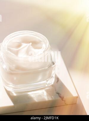 Crème hydratante pour le visage en tant que produit de luxe pour les soins de la peau et du corps, spa à domicile et cosmétiques de beauté bio pour les soins de la peau naturels morn Banque D'Images